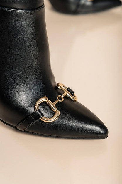 Stylish black elegant boots with chain detail and pointed toes for a chic look
