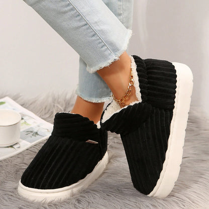 Cozy indoor house slippers from Jumpstudios-BTG in black with soft lining for comfort and warmth