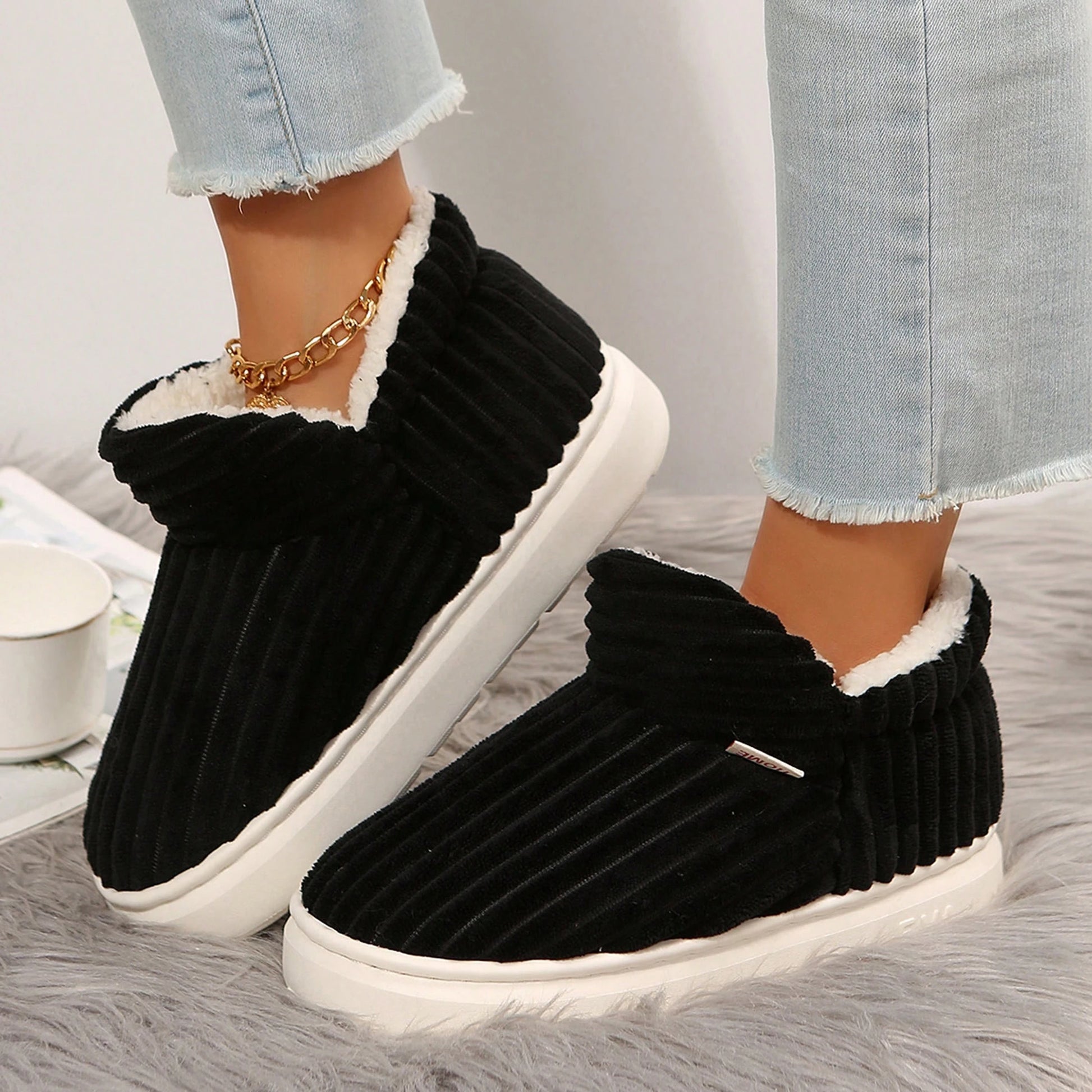 Stylish Jumpstudios-BTG cozy indoor house slippers in black with soft lining for ultimate comfort