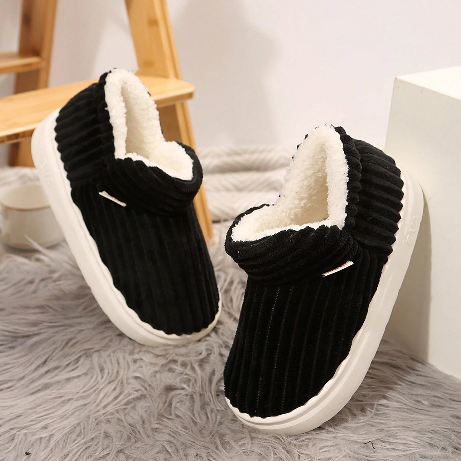 Jumpstudios-BTG cozy indoor house slippers in black with a soft lining for ultimate comfort