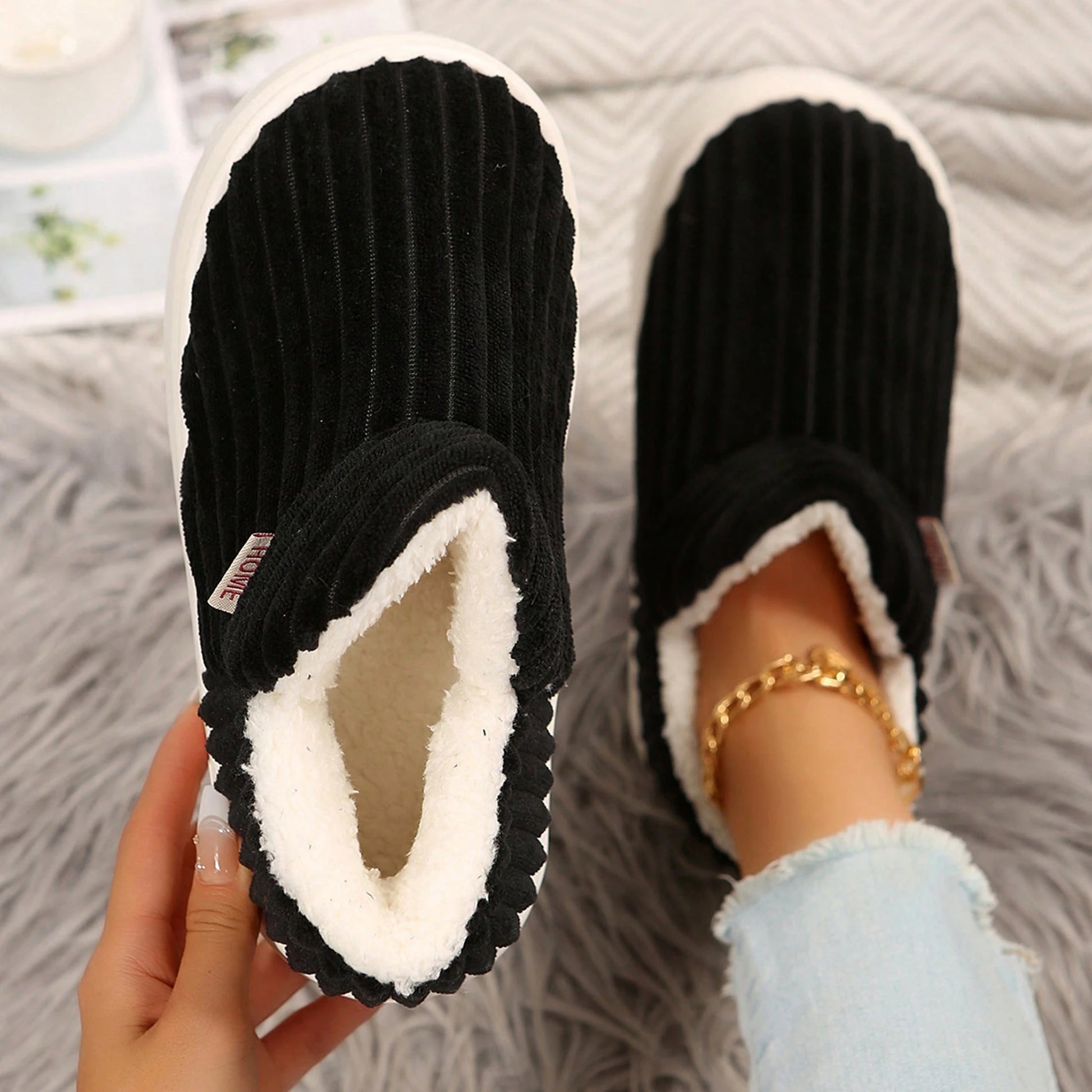 Jumpstudios-BTG cozy indoor house slippers in black with soft lining for comfort